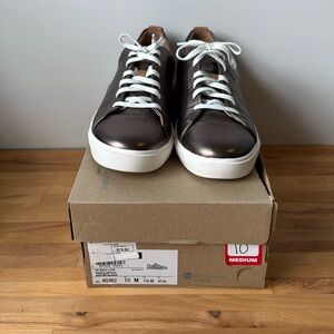 Clark’s Pebble Metalic Sneakers